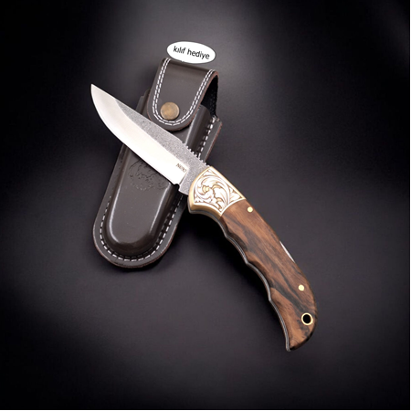 N690 Böhler Çelik Gravürlü Balçıklı Yaylı Çakı Bir Dokunuşla Hazır,Her Durumda Güvenilir.