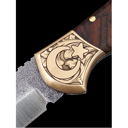 Gravür İşlenmiş Balçık,N690 Kalitesiyle Buluştu! N690 Çakı,Gücün ve Zarafetin Bir Arada Hali